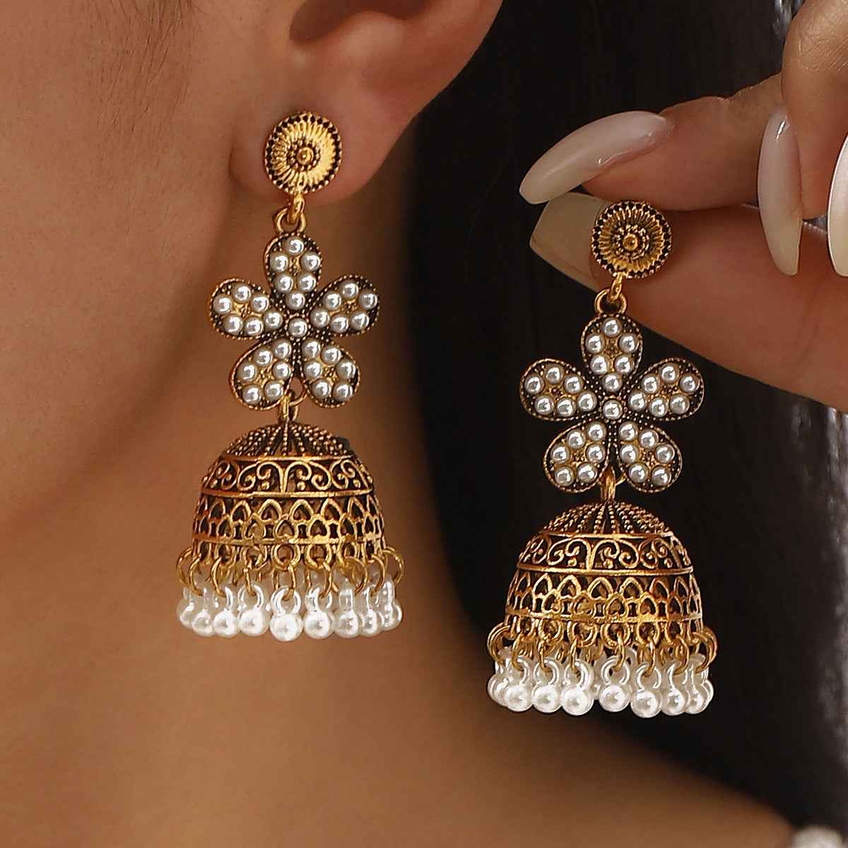 Retro Floral Rhinestone-studded Tassel Stud Earrings